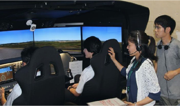 FTD (Flight Training Device)を使った交信実習