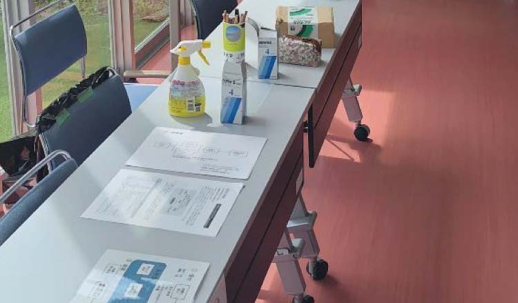 学生による尿検査体験で地域の健康をサポート