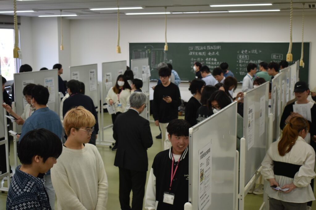 薬学科1年生による研究室紹介のポスター発表会を開催しました