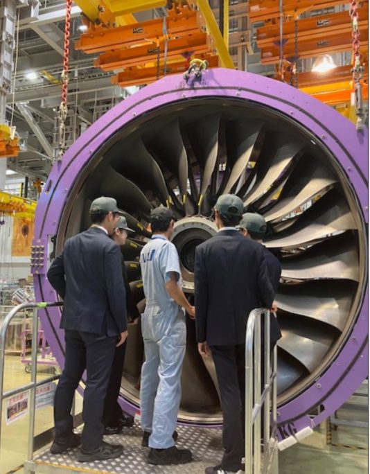 航空技術危機管理学科では、授業の一環として、2025年11月28日（金）に、ANAグループのエンジン整備工場にて課外学習を実施しました。