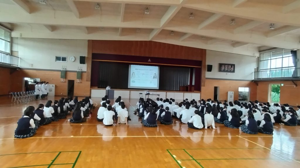 「検診世代からワクチン世代へ」―保健医療学科の学生が小見川高校で子宮頸がん予防啓発授業を実施しました