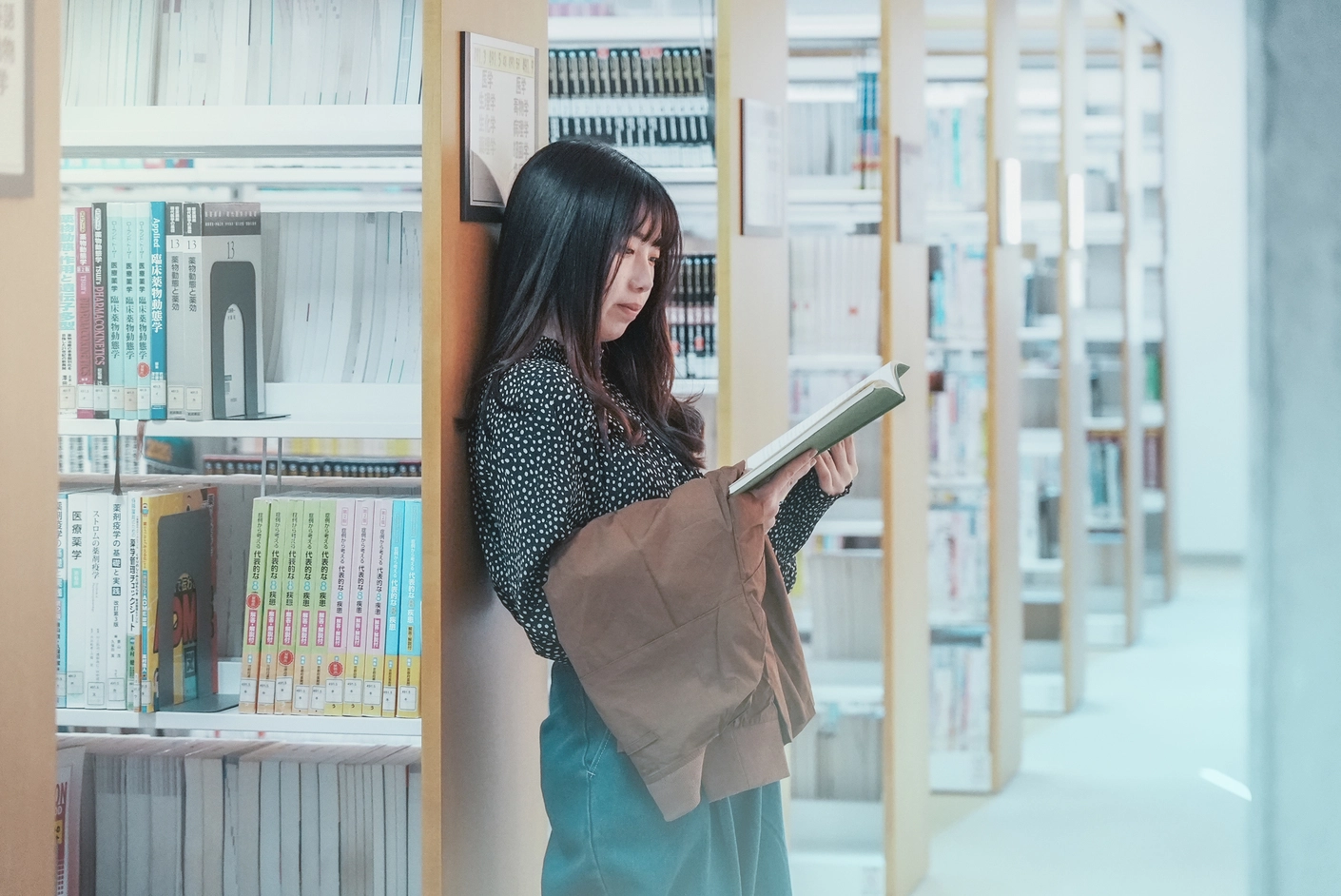 図書館で本を読む生徒