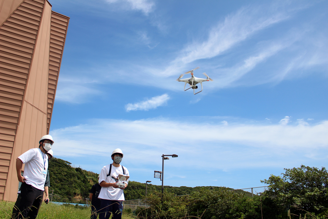 ドローンが飛んでいる日常のキャンパス