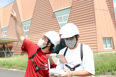 ドローンが飛んでいる日常のキャンパス