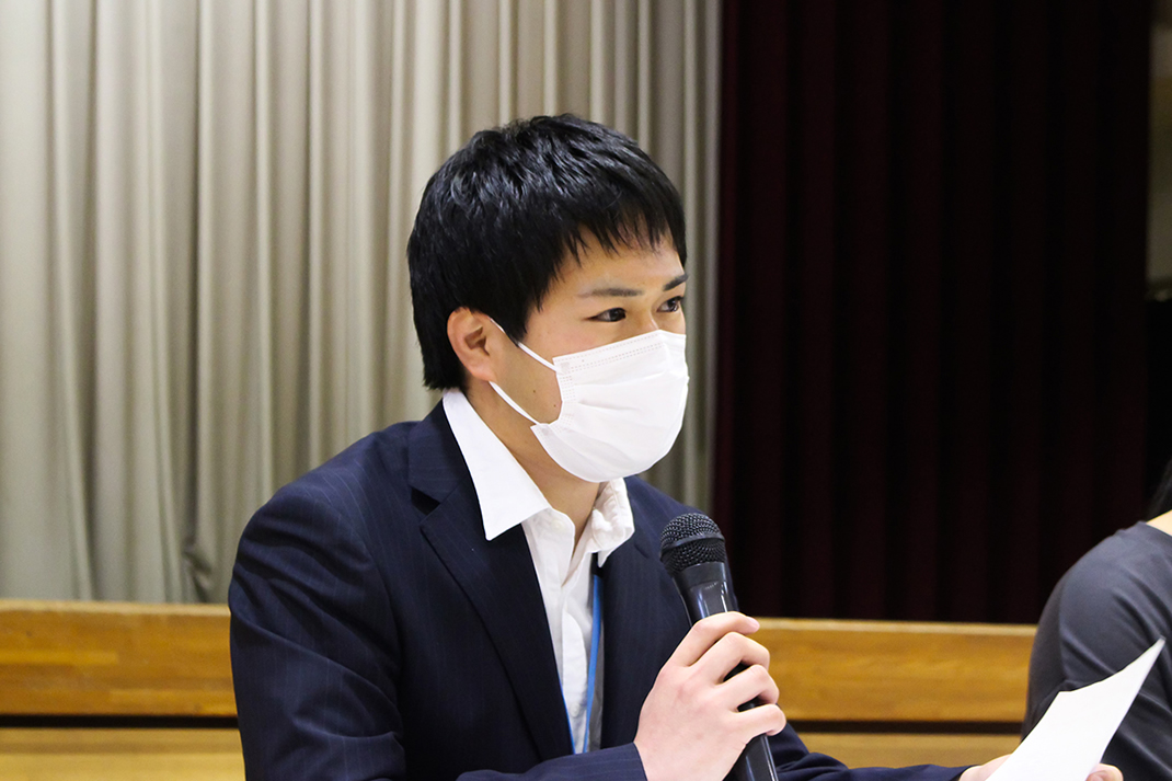 学生が母校で講演