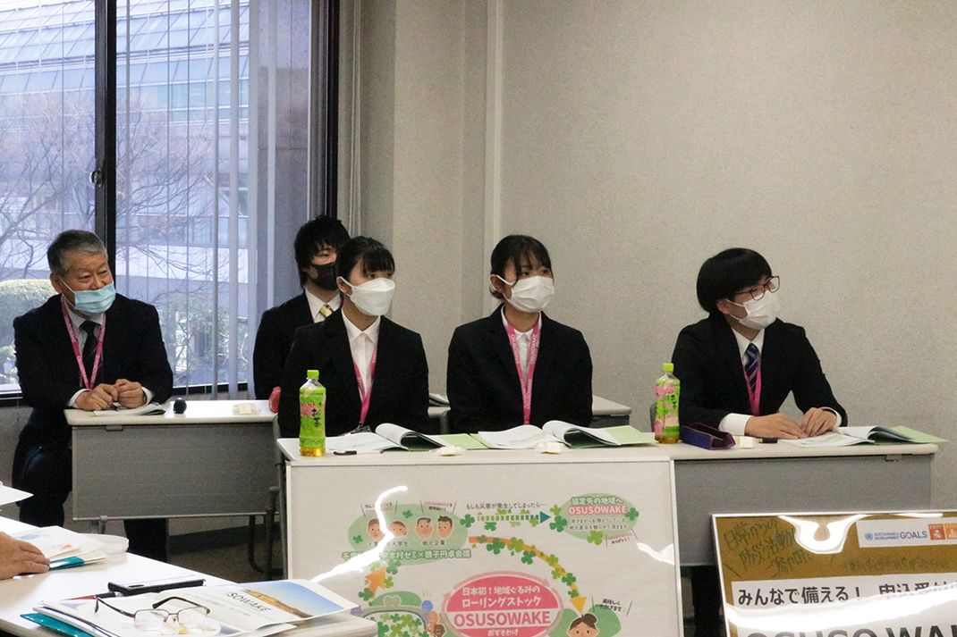 学生が千葉県議会棟でプレゼンテーション。