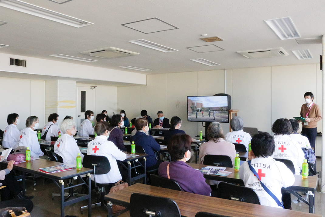 学生が銚子市役所でプレゼンテーション。